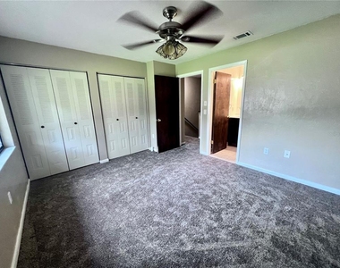 2735 Sw 35th Place - Photo Thumbnail 9