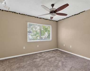 2735 Sw 35th Place - Photo Thumbnail 12