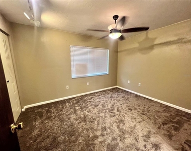 2735 Sw 35th Place - Photo Thumbnail 5