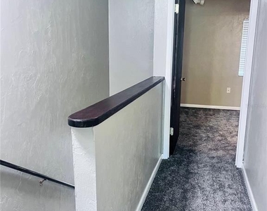 2735 Sw 35th Place - Photo Thumbnail 11