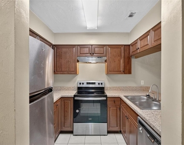 2735 Sw 35th Place - Photo Thumbnail 1