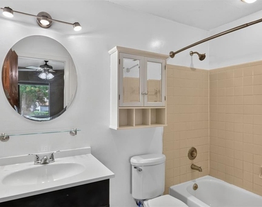 2735 Sw 35th Place - Photo Thumbnail 16
