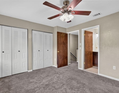 2735 Sw 35th Place - Photo Thumbnail 17