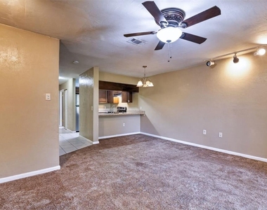 2735 Sw 35th Place - Photo Thumbnail 6