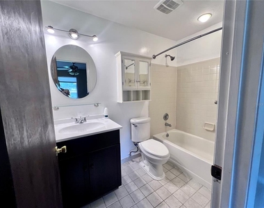 2735 Sw 35th Place - Photo Thumbnail 6