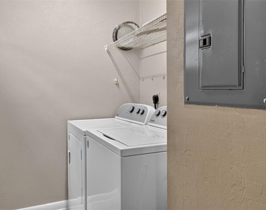 2735 Sw 35th Place - Photo Thumbnail 10