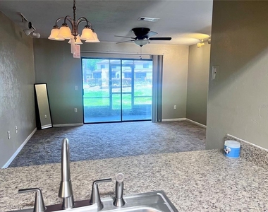 2735 Sw 35th Place - Photo Thumbnail 14