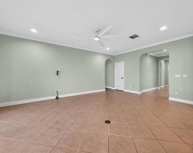 2062 Redbay Avenue - Photo Thumbnail 6