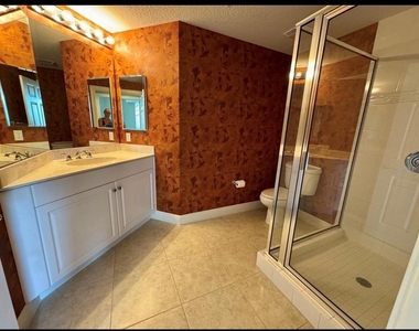 800 N Tamiami Trail - Photo Thumbnail 15
