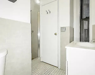 48th Street/10th Avenue - Photo Thumbnail 3