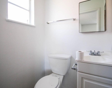 209 San Saba Road - Photo Thumbnail 8