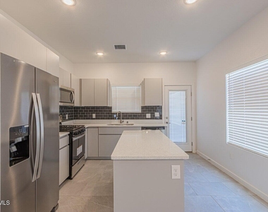 15168 Composition Avenue - Photo Thumbnail 9