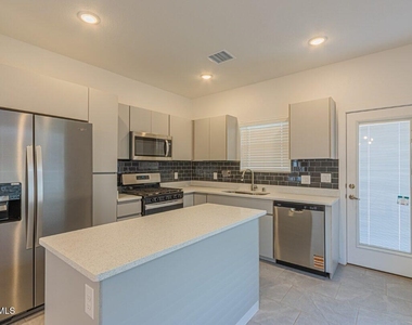 15168 Composition Avenue - Photo Thumbnail 10