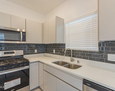 15168 Composition Avenue - Photo Thumbnail 12