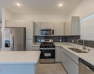 15168 Composition Avenue - Photo Thumbnail 11