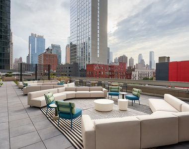 West 47th Street | Theater District - Photo Thumbnail 12