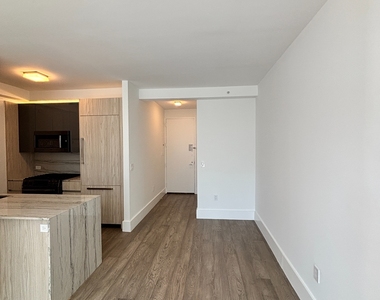 West 47th Street | Theater District - Photo Thumbnail 3