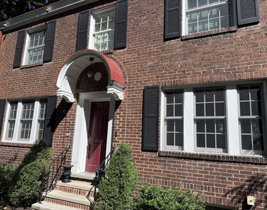 506 Roslyn Place - Photo Thumbnail 2