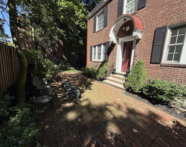 506 Roslyn Place - Photo Thumbnail 3