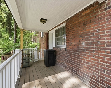 506 Roslyn Place - Photo Thumbnail 4