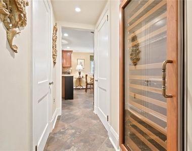 506 Roslyn Place - Photo Thumbnail 10