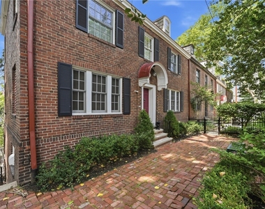 506 Roslyn Place - Photo Thumbnail 2