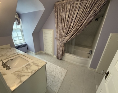 506 Roslyn Place - Photo Thumbnail 35