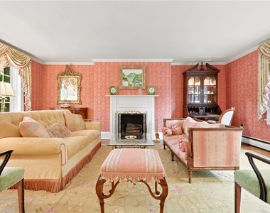 506 Roslyn Place - Photo Thumbnail 7