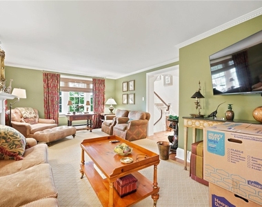 506 Roslyn Place - Photo Thumbnail 6