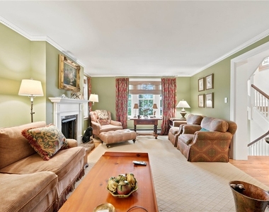 506 Roslyn Place - Photo Thumbnail 5