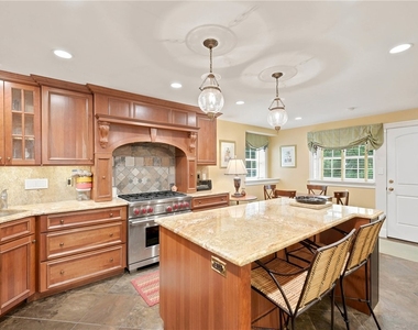 506 Roslyn Place - Photo Thumbnail 13