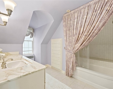 506 Roslyn Place - Photo Thumbnail 22