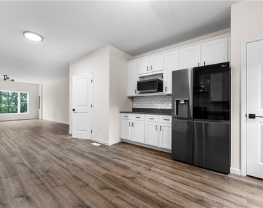 902 Morrison St - Photo Thumbnail 4