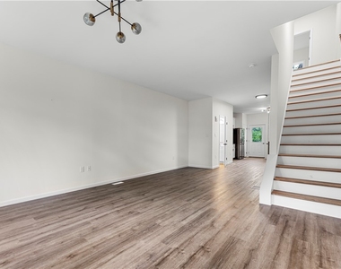 902 Morrison St - Photo Thumbnail 3