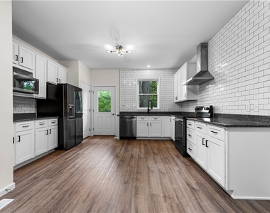 902 Morrison St - Photo Thumbnail 7