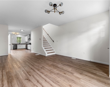 902 Morrison St - Photo Thumbnail 2