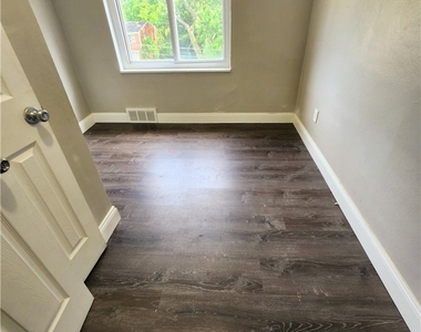 449 Idlewood Rd - Photo Thumbnail 5