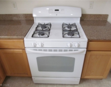 8513 Orly Avenue - Photo Thumbnail 6