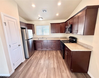 640 E Alabama Street - Photo Thumbnail 3