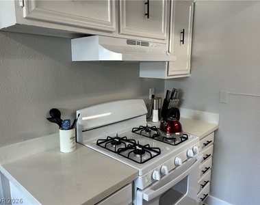 4458 Del Oro Drive - Photo Thumbnail 14