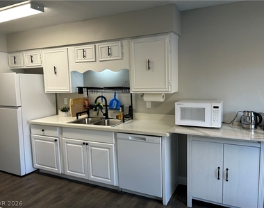 4458 Del Oro Drive - Photo Thumbnail 8