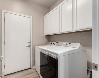 6092 Fox Creek Avenue - Photo Thumbnail 33