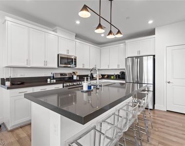 692 Echelon Street - Photo Thumbnail 9