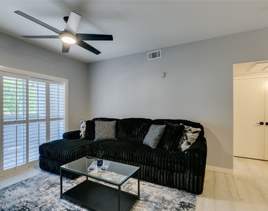 7255 W Sunset Road - Photo Thumbnail 8