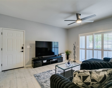 7255 W Sunset Road - Photo Thumbnail 12