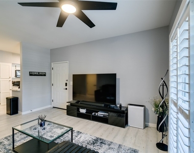 7255 W Sunset Road - Photo Thumbnail 17