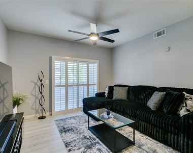 7255 W Sunset Road - Photo Thumbnail 9