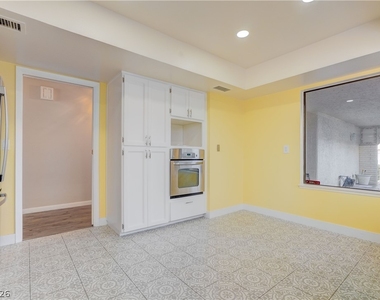 2204 Plaza Del Robles - Photo Thumbnail 3