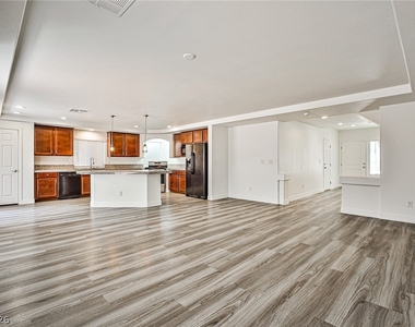 6744 Philharmonic Avenue - Photo Thumbnail 2
