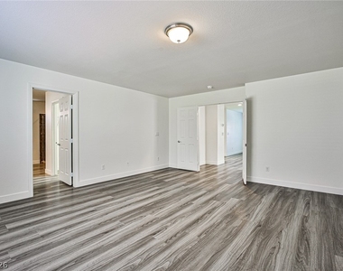 6744 Philharmonic Avenue - Photo Thumbnail 10